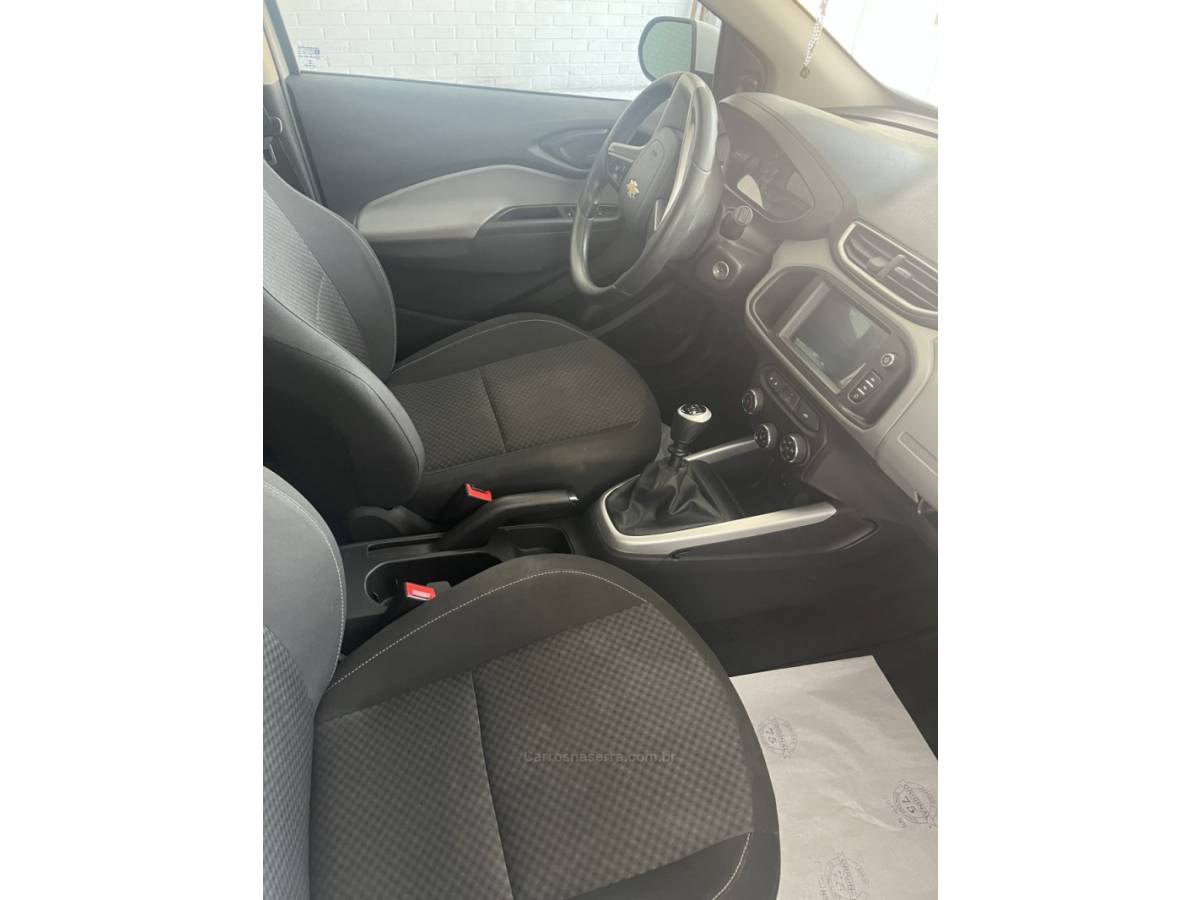CHEVROLET - ONIX - 2017/2018 - Branca - R$ 53.000,00