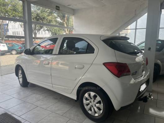 CHEVROLET - ONIX - 2017/2018 - Branca - R$ 53.000,00